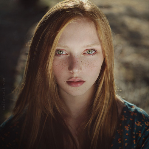 I’m not sure of the name of this strawberry blonde beauty but the portrait photographer that shot th