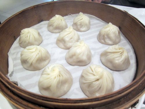 eataku:Watching Tony Bourdain chow down on xiao long bao at Din Tai Fung on last night’s episode of 