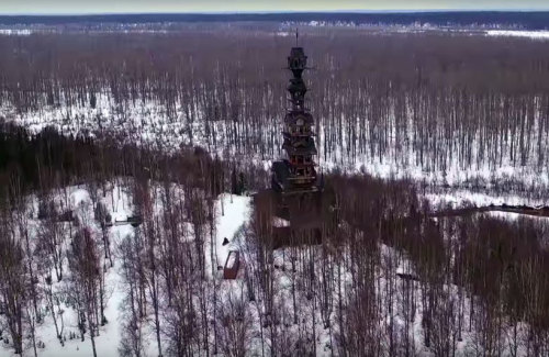 archatlas:Goose Creek Tower Phillip WeidnerWhat started as a 40′×40′ foot log cabin has grown into a