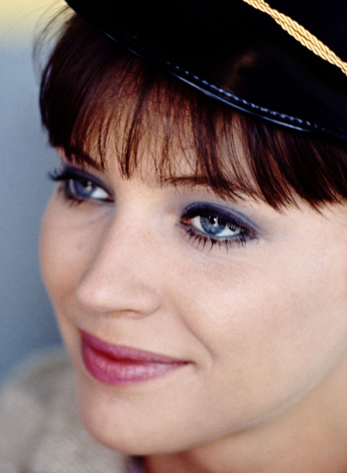 hollywoodlady:Anna Karina on the set of ‘Pierrot le fou’, 1965. Sissy in me thinks wow those eyes