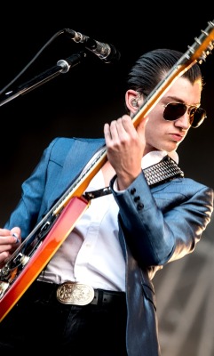 disfordancefloor:  Alex Turner at Pinkpop