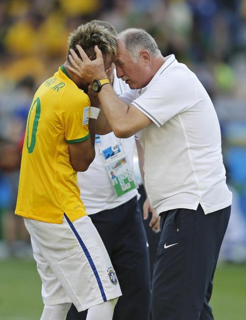 fzneymar:  [HQ] Weltmeisterschaft - Brasilien 4:3 Chile (28.06.2014) - n.E. Brazil’s coach Luiz Felipe Scolari embraces Brazil’s Neymar after the World Cup soccer match between Brazil and Chile at the Mineirao Stadium in Belo Horizonte  PART 4