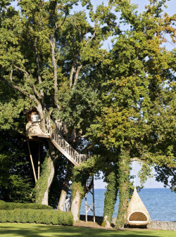 archatlas:  Rêvons Perchés La Cabane Perchée   For a happy life, dream high in a tree: discover the worlds most beautiful tree top cabins in this new book by la Cabane Perchée. Images and text via   La Cabane Perchée   