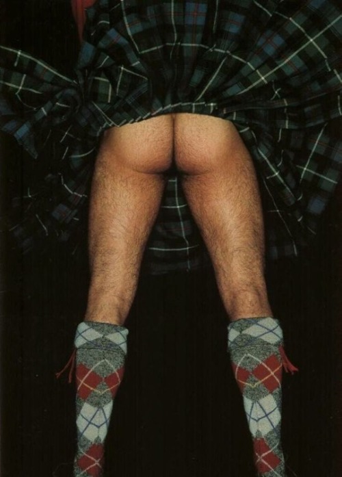 ladnkilt:  THE CALLIPYGIAN (Greek: Handsome Butt)…  THE IRONIC ROUND AND FIRM SYMBOL OF THE MASCULINE SOUL!The  Male Form…  In Photography, Art, Architecture, Decor, Style, And  Culture Which Moves Beyond Mere Appearance To Reveal The… SOUL.By