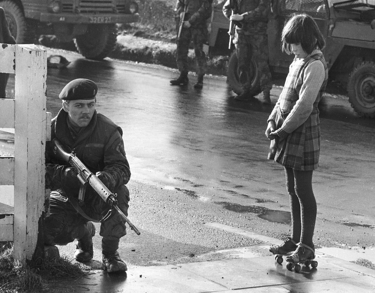 historicaltimes:  Irish girl overlooks a British Soldier during the Troubles, Northern