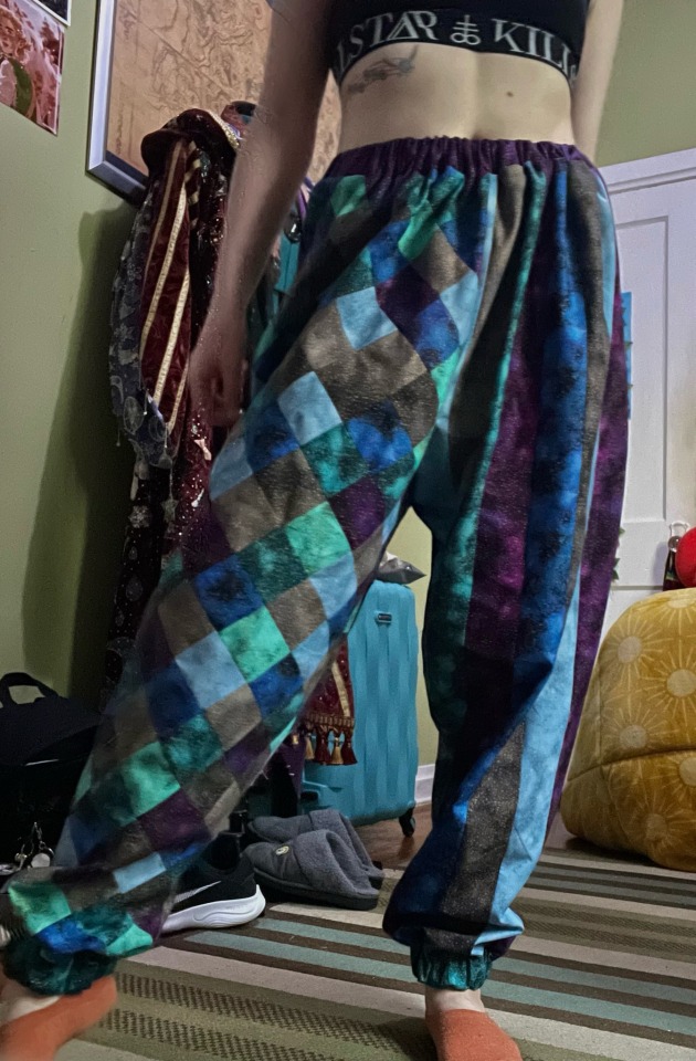 New Molly pants are done~
Nearly threw out my back cutting, sewing, and ironing those diamonds for three days straight 