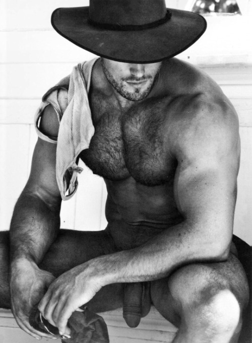 bigbroth4u:  This cowboy turns me on.Think YOU can turn me on? Show me! Find @bigbroth4u on Twitter for even more sexy shenanigans. Like this blog? Please rate it at BestMaleBlogs! 