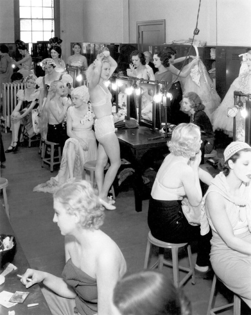 Chorus girls prepare in the dressing room / during production of Robert Z. Leonard’s Dancing Lady (1