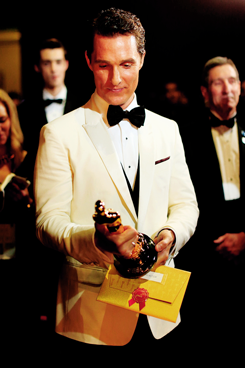 dingdonghae:  Matthew McConaughey poses with award for Best Actor backstage during the Oscars. 