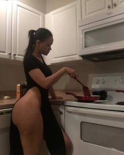 she2damnthick:  Thick Woman Cooking