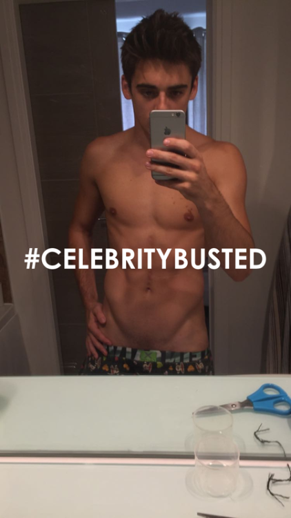 fuuckustevepena: He’s NAKED! Check out GB Diver Chris Mears. Nude. 