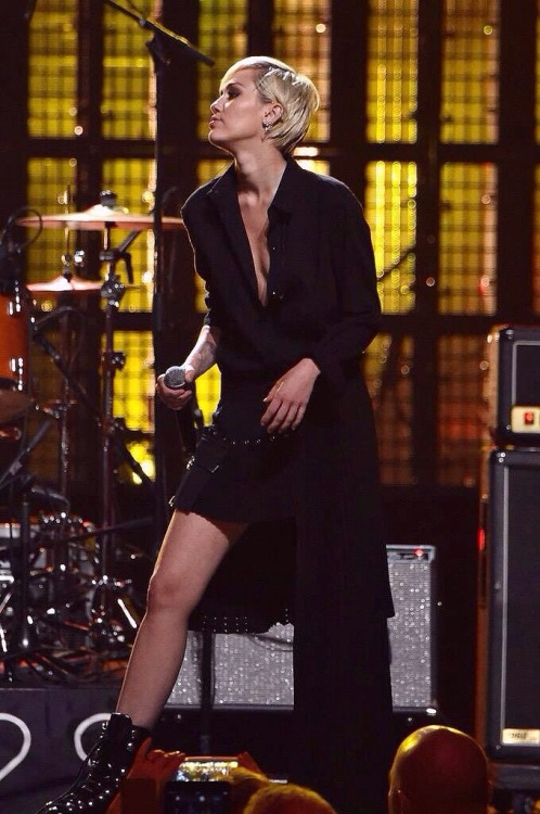 hannahs-montanas:  Miley performing tonight #RockHall2015 - 04/18/15