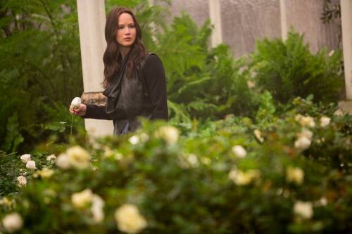 j-lawperfection:NEW stills of Jennifer Lawrence in Mockingjay Part 2 