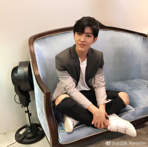 (Aaron Yan’s WB Update): The drama’s filming is complete! I’m not just sitting cross-legged, I’m ant