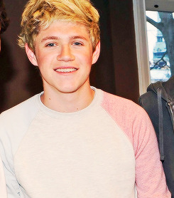 Starkniall:   Niall Horan + That Pink Sleeve Sweater. [♥] 