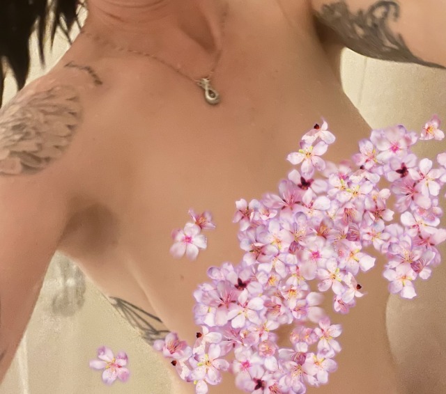 whos4ever:Peek-A-Boo…Tits for tips? Help me reach my goal and I’ll post the original🫣Reblog Me! Make me go viral! Expose me! 