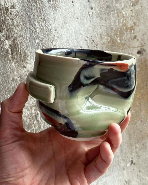 This piece lives somewhere between being a yunomi and a chawan with the suggestion of a handle / sli