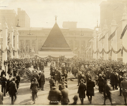 historicaltimes:Pyramid of captured German helmets in front of the NYC Grand Central Terminal, 1918.