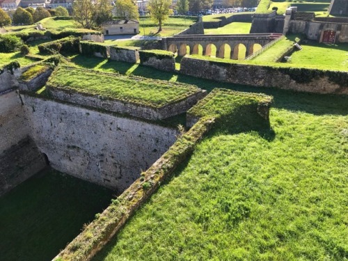 Fossé et mur extérieur, fort de Vauban, Blaye-et-Sainte-Luce, Gironde, 2017.The imposing remains of 