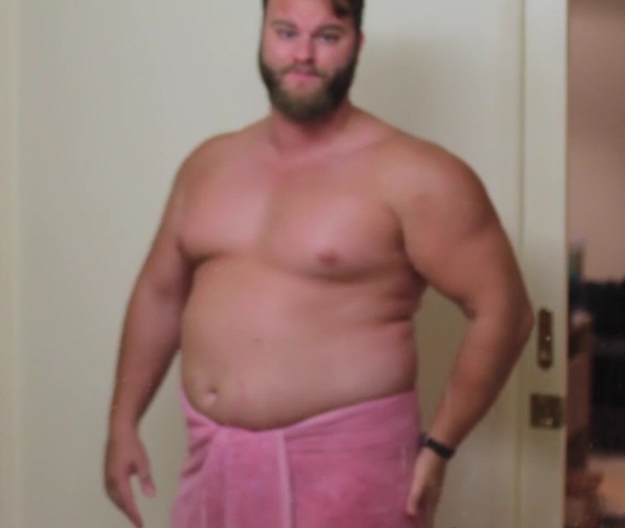 fatguyworld:  Sim mo admiring his stretch marks and big moobs. Sexy porker.