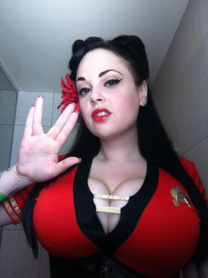 lukecage777:  cleavage:  (via Star Trek - Live Long and Boobs ! » Pingouin Grincheux)