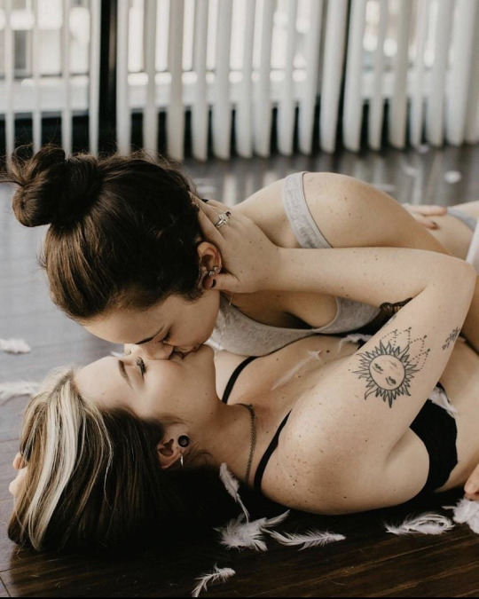 lesbiankisses:cristinagorm adult photos