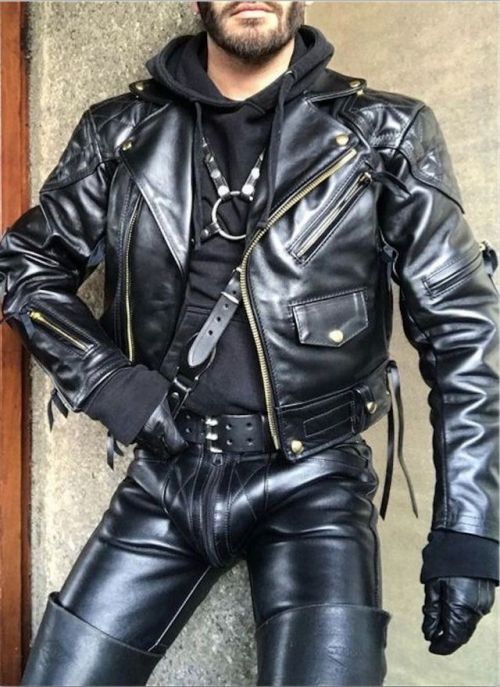 megabootman:A Leatherman wearing crotch-high WescoBig Boss Boots.