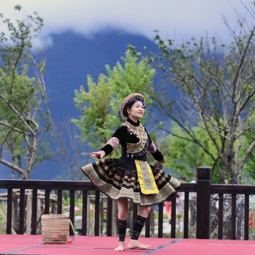 H'mong girl dancing at the foot of Pansipan Mout #Sapa #Laocai Tag #Legendtravelgroup #vietnam #indo