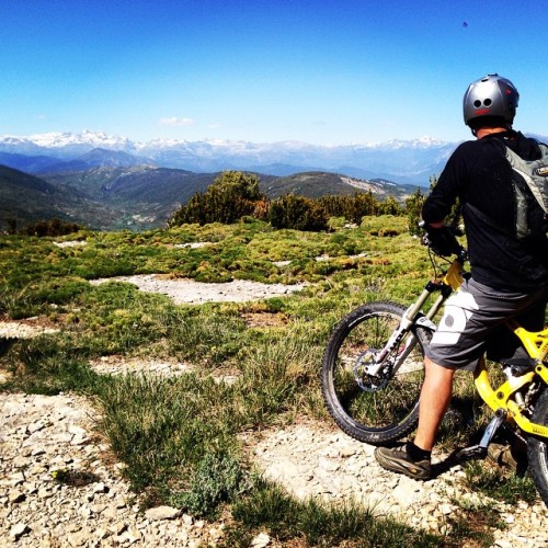 montamigo: Sierra de Guara, Fred enjoying the panoramic view before dropping -500m magic single trac