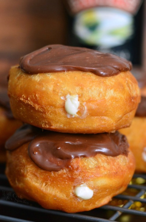 smoothcollegedudemsu:sweetoothgirl:Bailey’s Cheesecake DoughnutsBottoms at the end of June be like Y
