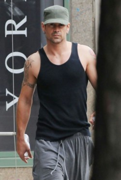 davidmuhn:  Colin Farrell freeballing in sweatpants showing bulge and body