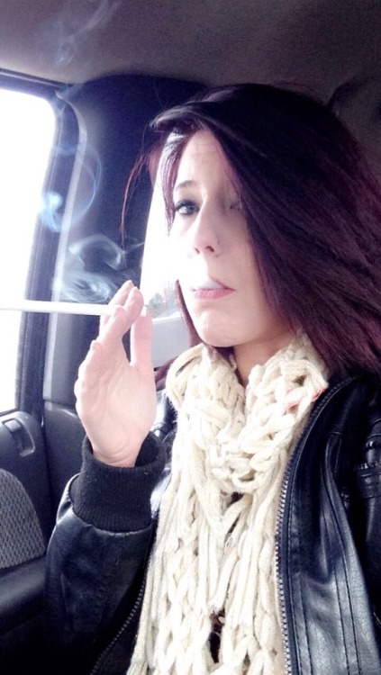 leathersmoke81:Jessi Rae - VS120 Slut - smoking selfies in car…smoke break at work! Yum