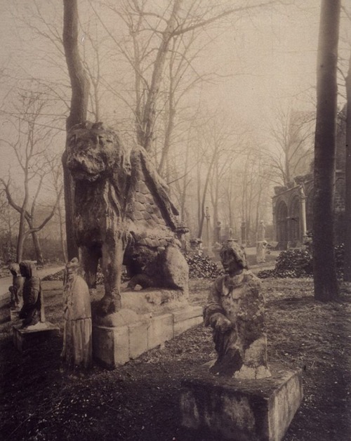 “Le jardin de l’Hôtel Cluny, à Paris, France, lorsque celui-ci avait encore une âme.”.18