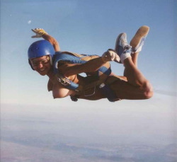 whatizitnow:  Geronimo! dothingsnaked:  Skydive naked! 