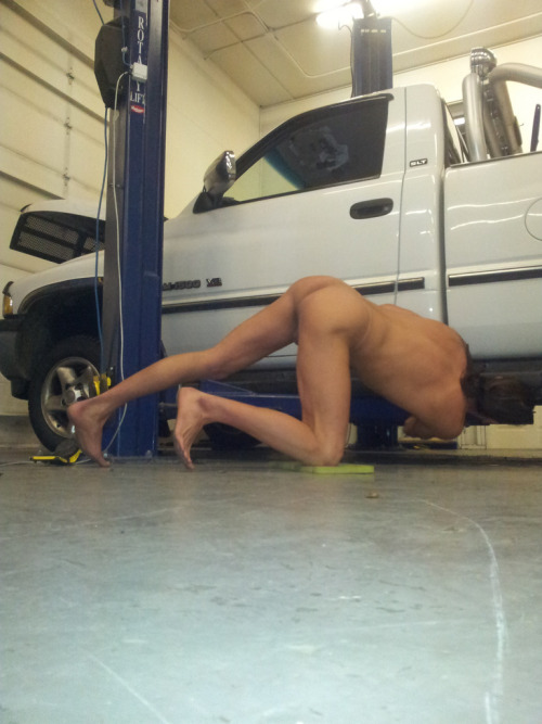 tfootielover:  twinkseason:stay right there i need to eat some of that nice feet too woooof 