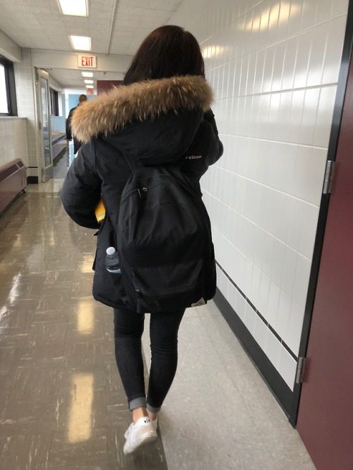 An Asian chick in my calculus class wears this beautiful fur parka. Seeing the fur trim move with ev
