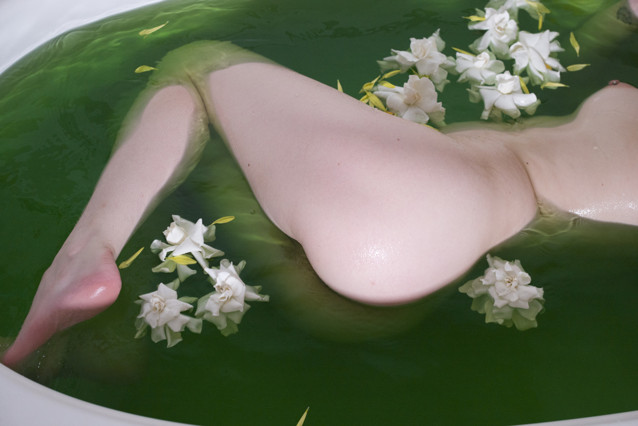 sailorsavvy:  I apologize to all my followers who were not expecting to see me naked