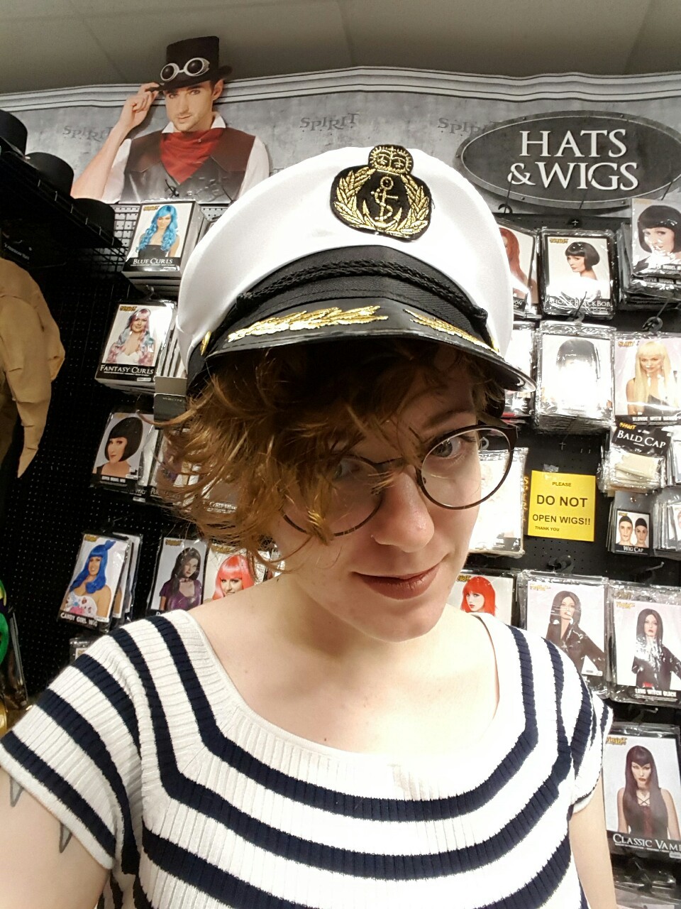 imnotthatfunnyipromise:Halloween store fun