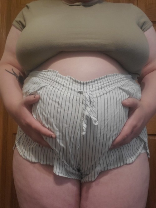 gracesgut: i’m getting so big and gluttonous and i love showing it off  