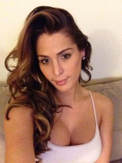 tinajoka:  Lovely selfshot cleavage http://is.gd/gipJ6bXjlKrIXHm