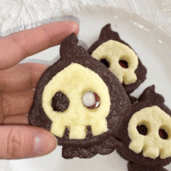 aquatthewailord:Moving eye Duskull sugar cookies! :DI was inspired by Ann Reardon’s Camera Piñata Su