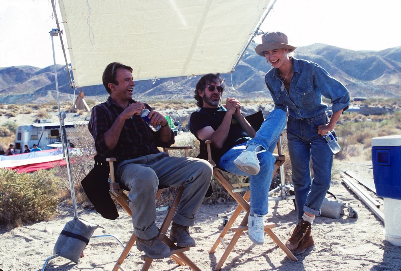Hi-res pix:  Sam Neill, Laura Dern, &amp; Steven Spielberg on the set of Jurassic