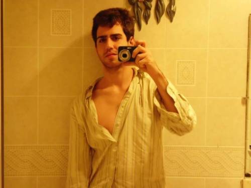 betomartinez:  Thanks “JM” for the hot shots!  Very impressive cock there.     Please send pics to: Por favor manda tus fotos a: betomartinez2008@gmail.com Beto’s Corner           http://betomartinez.tumblr.com/  Este esta Hermoso! :D
