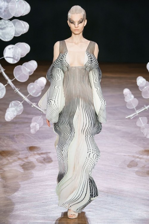 Runway - Fall 2019 Couture - Iris van Herpen____Arthur and Puff are everywhere …Facebook &nbs