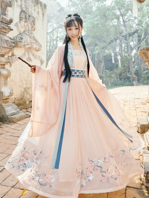 Chinese hanfu by 十三余·小豆蔻国风