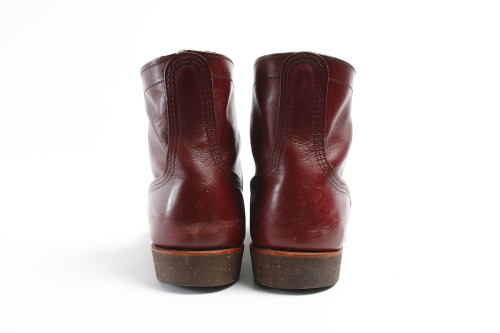 red-wing-shoes-taiwan:  Red Wing - Work Heritage, Munson Iron Range #8012 in Burgundy “Settler” Leather. 昨天為大家所介紹了Dr. Munson Boot，今天則是為大家介紹13-14秋冬所推出的Munson Iron Range。這個鞋款的特色方面在於結合了Munson