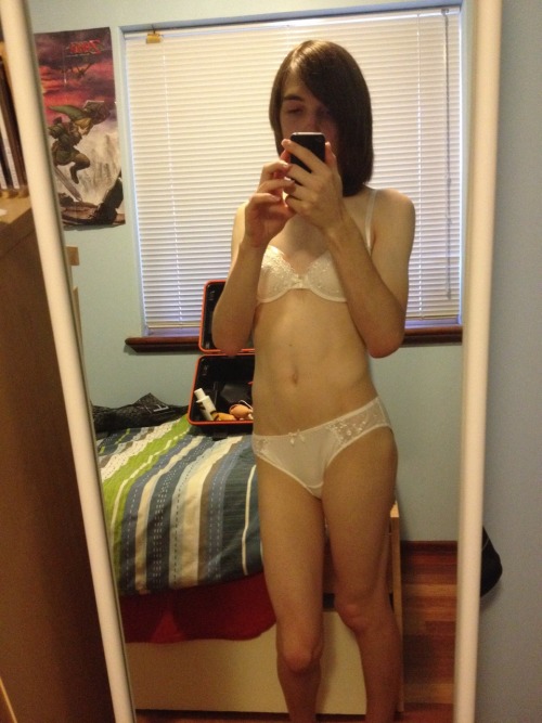 toyingwithcorsets:  My new white bra and panties set. ^.^