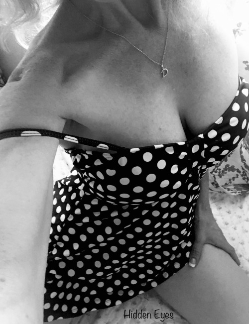 kawbode:Feeling sexy in polka dots … Happy Friday!! 🖤💋