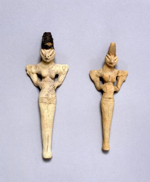 worldofmesopotamia:Two nude females, with ‘lizard-shaped’ face and pointed head (hair pi