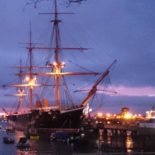 The #Portsmouth skyline is looking very atmospheric tonight at dusk. #Pompey #PortsmouthDockyard #Hi